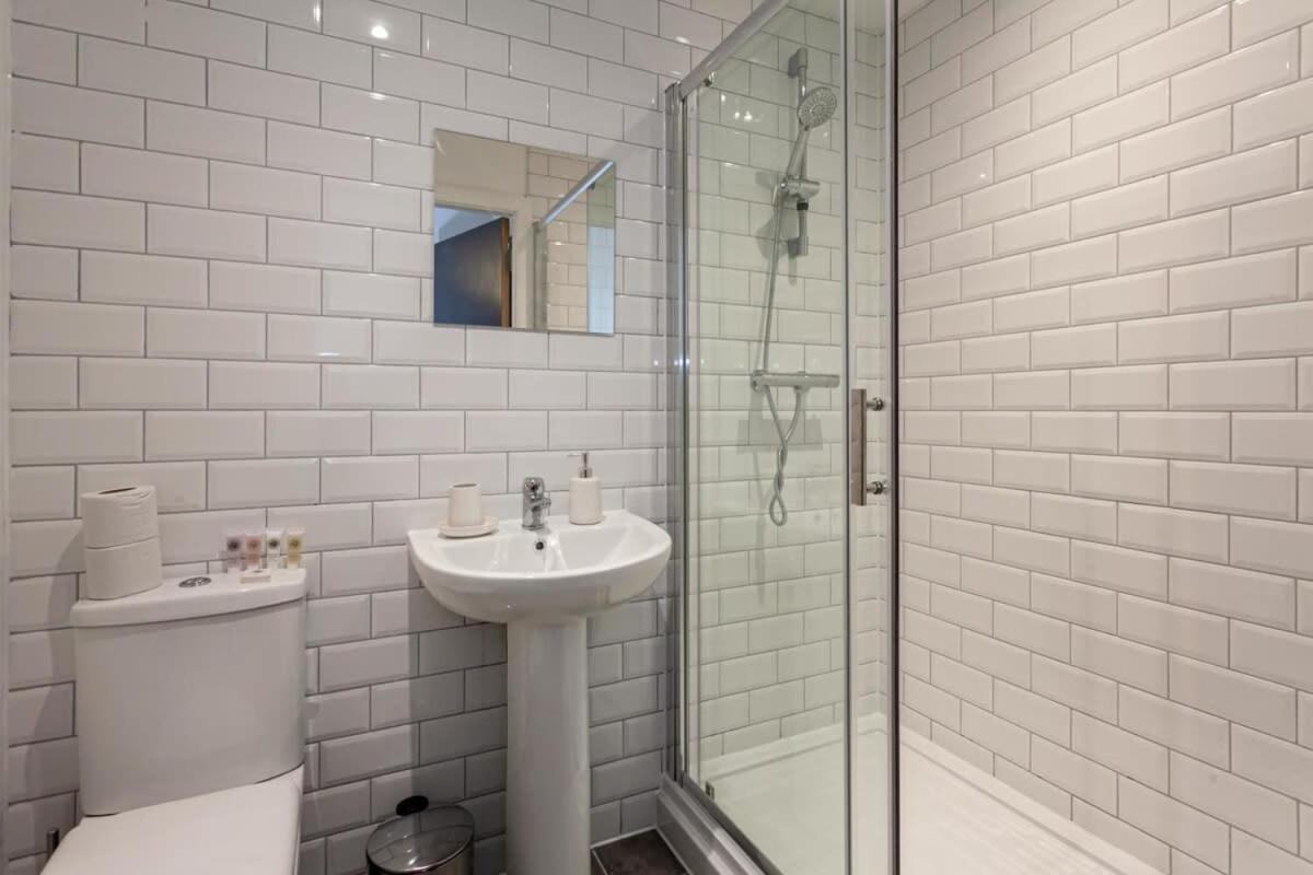 Stunning 2 Bed Flat 5min to Old Trafford Stadium Manchester Exterior foto